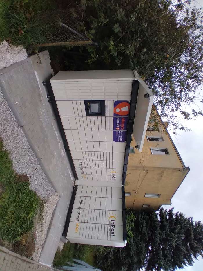 Paczkomat SBD06M na terenie parkingu stacji  doświadczalnej roślin