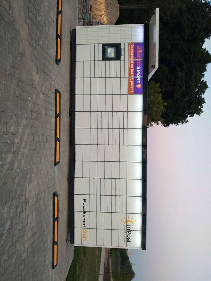 Paczkomat SBD08M na terenie parkingu przed budowanym autokomisem