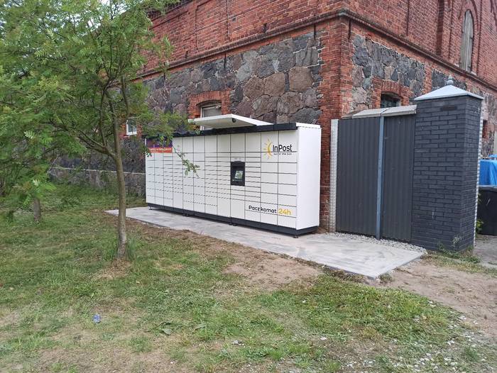 Paczkomat SBD11M przy parkingu