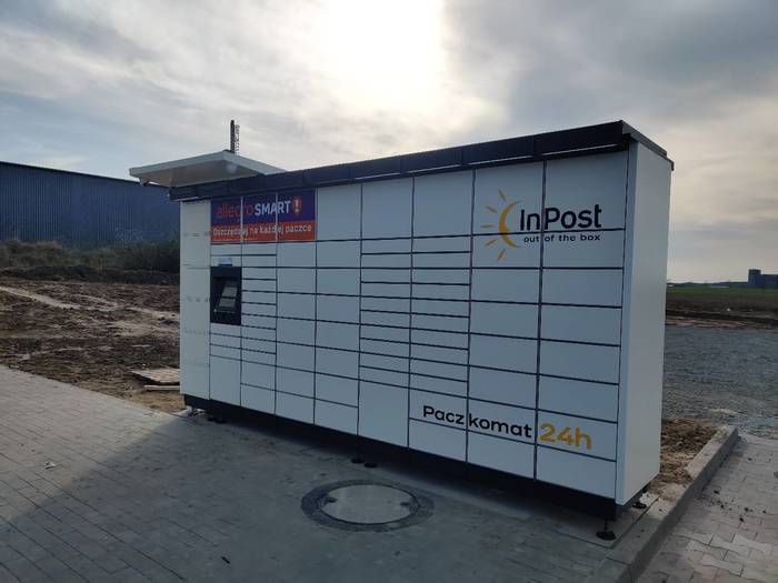 Paczkomat SBD12M przy parkingu