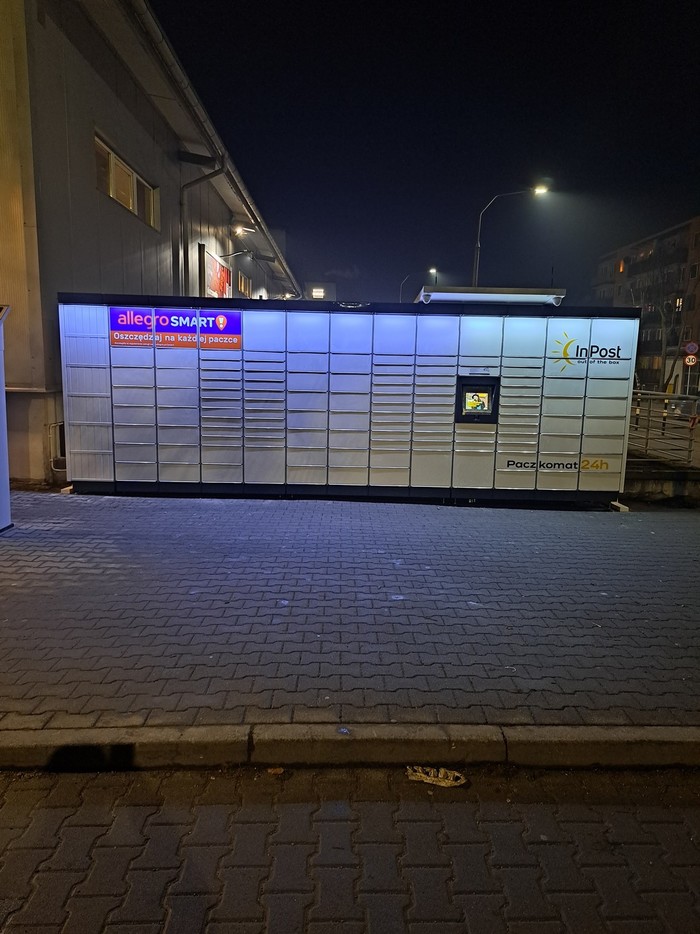 Parcel Locker SBE03M na parkingu obok sklepu
