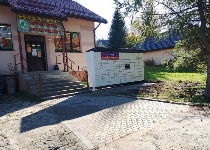 Paczkomat SBLQ01BAPP Na parkingu przed sklepem