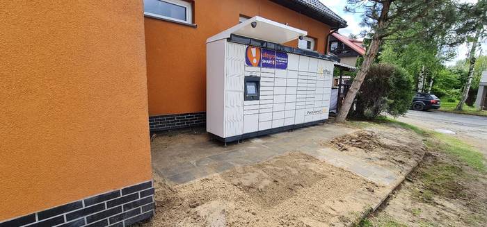 Parcel Locker SBT02M Obok wejścia do sklepu