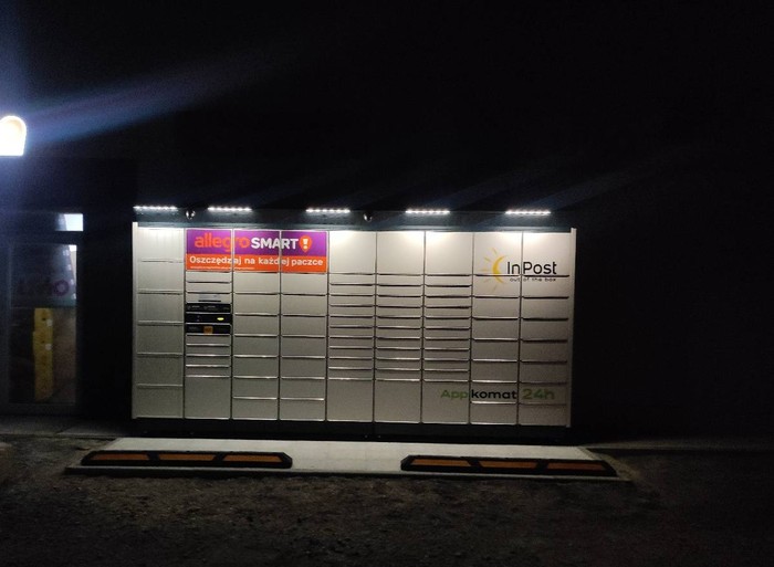 Paczkomat SBTA01BAPP Przed sklepem
