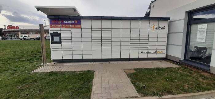 Paczkomat SCB02M na parkingu przy salonie paznokci Impression
