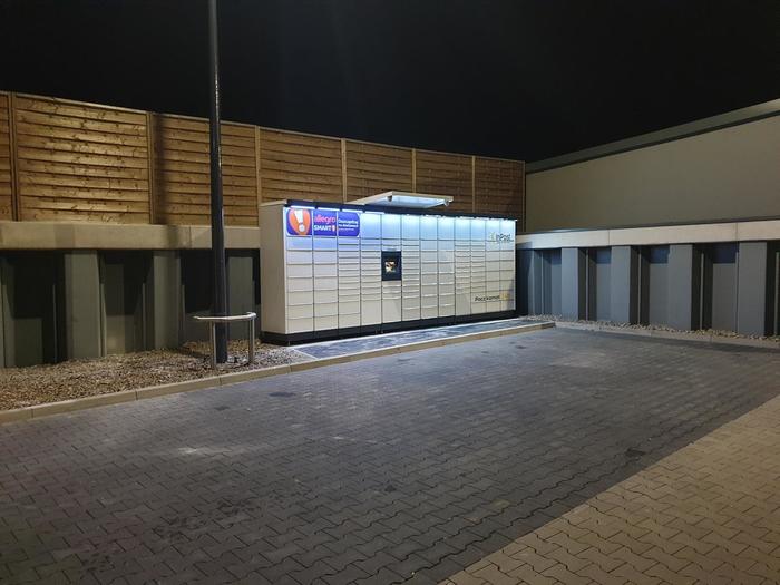 Paczkomat SCH01M Na końcu parkingu Lidla