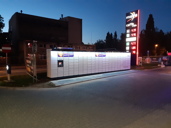 Paczkomat SCH03M Na stacji paliw Moya