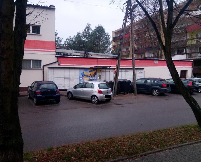 Paczkomat SCH04N Przed sklepem Gram Market
