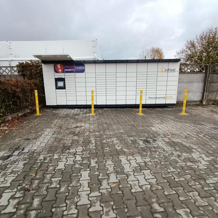 Parcel Locker SCH05M Na parkingu obok sklepu