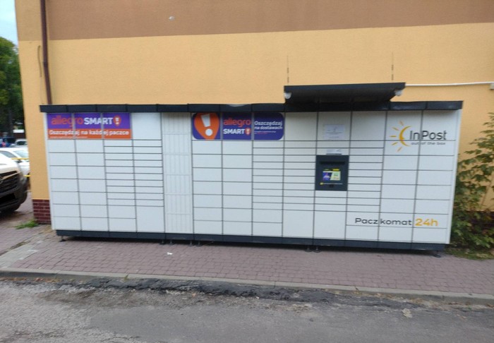 Paczkomat SCH09M za sklepem