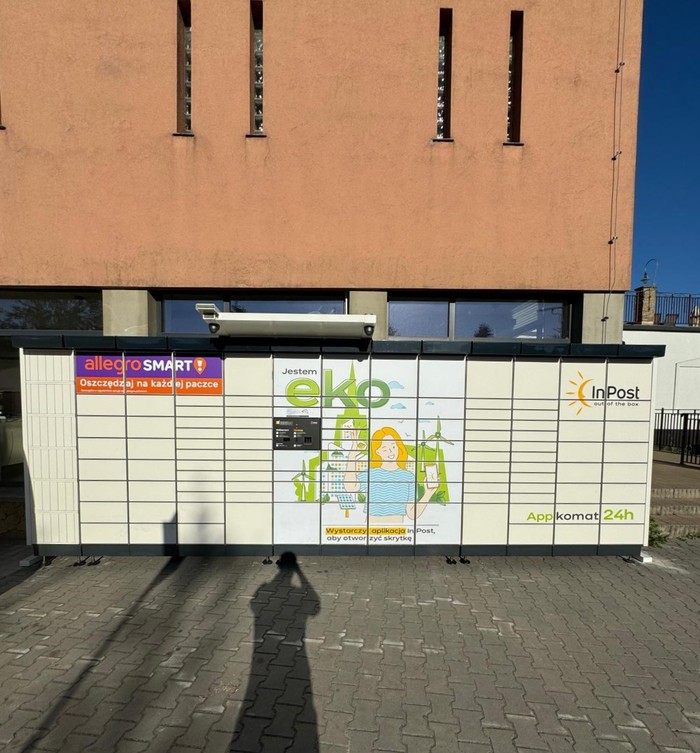 Paczkomat SCM01APP Przed sklepem