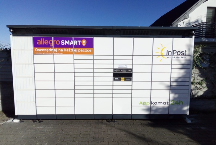 Parcel Locker SCPL01BAPP Na parkingu sklepu