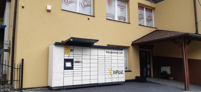 Paczkomat SCR02M przed sklepem