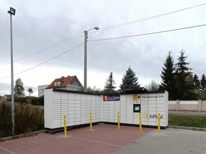 Paczkomat SCT01M na parkingu