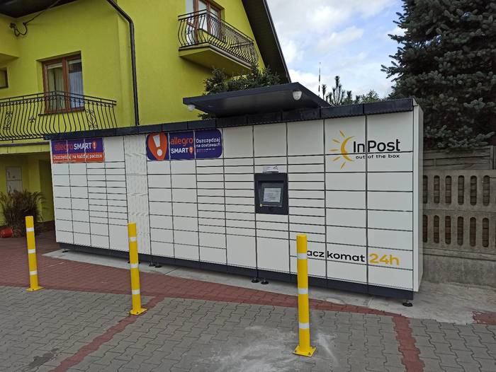 Paczkomat SCW02M Na parkingu Zielonego Sklepu