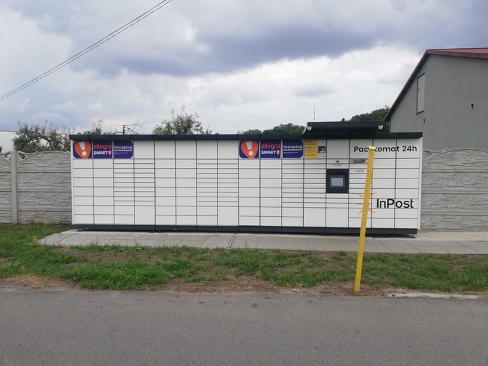 Paczkomat SCX01M Na parkingu sklepu Lewiatan