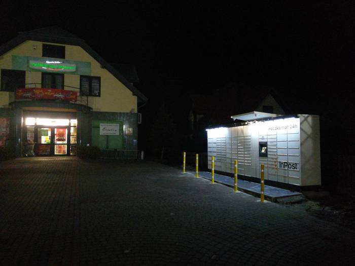 Paczkomat SCY01M Na parkingu po lewej stronie od wejścia do sklepu Delikatesy Centrum