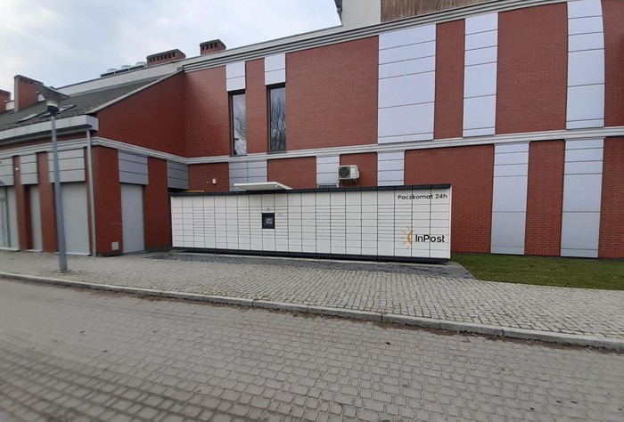 Paczkomat SCZ01M Na bocznej ścianie Galerii, od ulicy Ogrodowej, przy sklepie Lidl