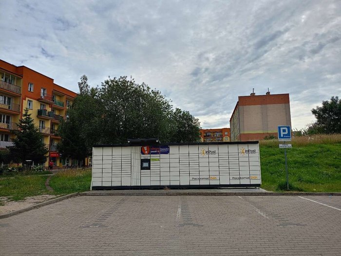 Paczkomat SCZ04M Przy parkingu sklepu Netto