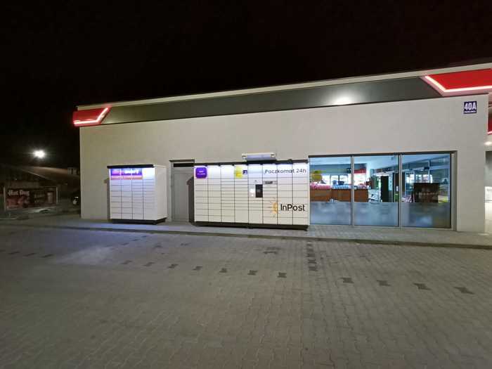 Paczkomat SDS02N Przy stacji Madel na nowej lokalizacji koło stacji PKP