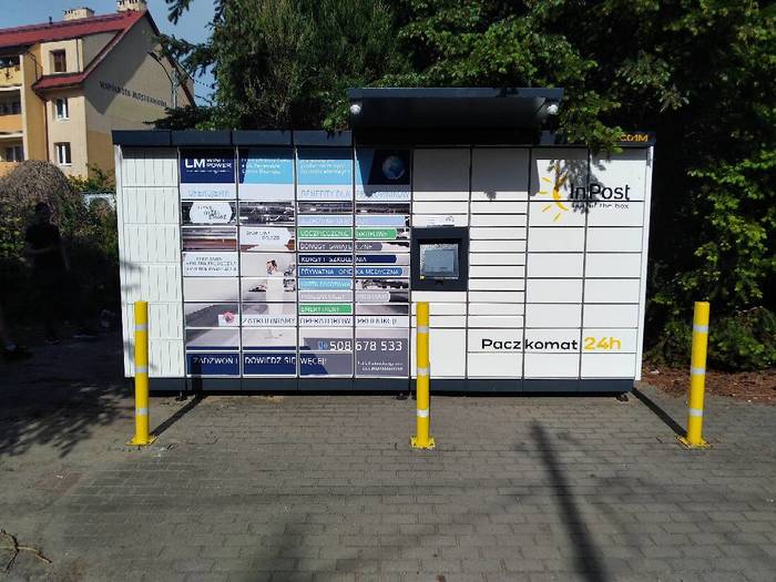 Paczkomat SEC01M Na parkingu sklepu PULS