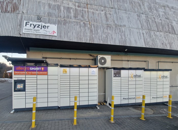 Parcel Locker SEKO01M Przy ścianie sklepu Delikatesy Centrum