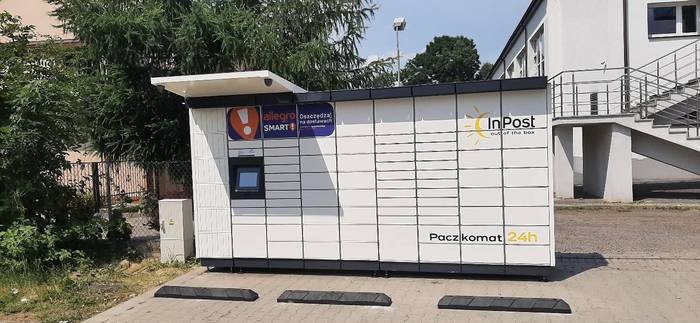 Paczkomat SEN02M Parking sklepu Groszek przy Hali Sportowej im. Dariusza Michalskiego