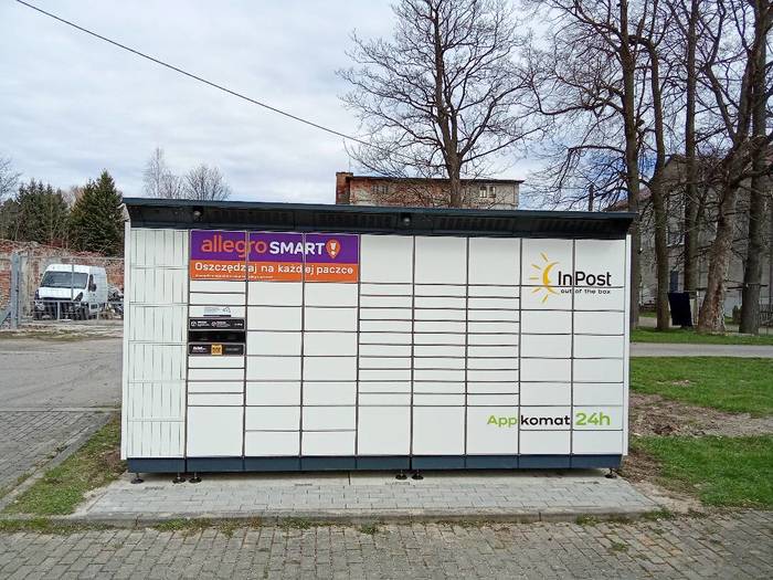 Paczkomat SESL01BAPP Przy boisku sportowym.