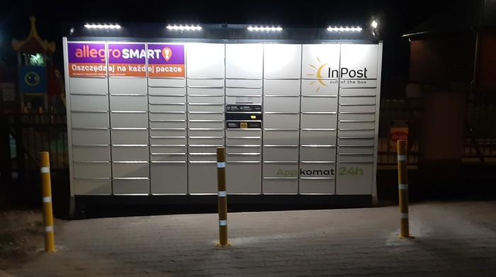 Paczkomat SEWC01BAPP Przed płotem