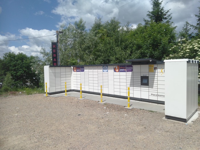 Paczkomat SGR01M na parkingu przy kwiaciarni