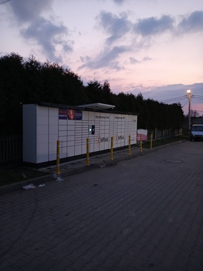 Paczkomat SGR01N Przy sklepie Delikatesy Centrum