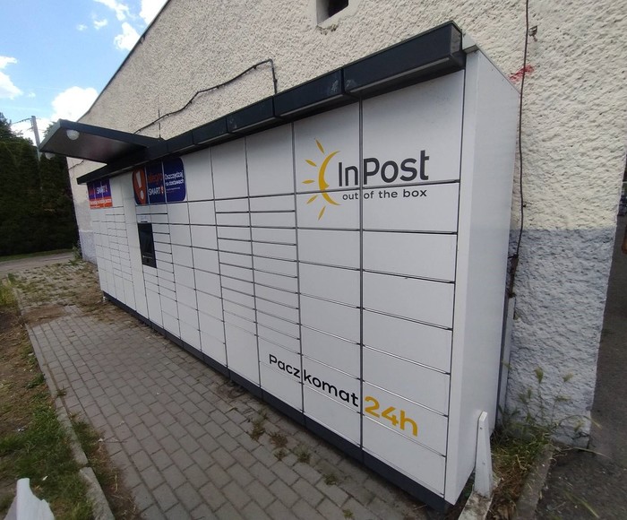 Paczkomat SGS01M Po lewej stronie pawilonu handlowego