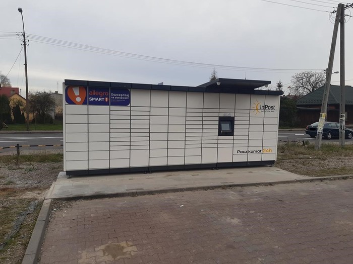 Parcel Locker SGW01M Obok sklepu Delikatesy Centrum