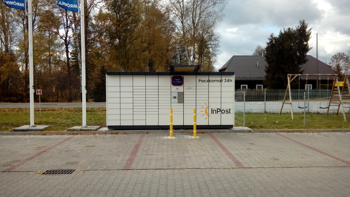 Paczkomat SHD02N między placówką banku PKO i sklepem Rossmann