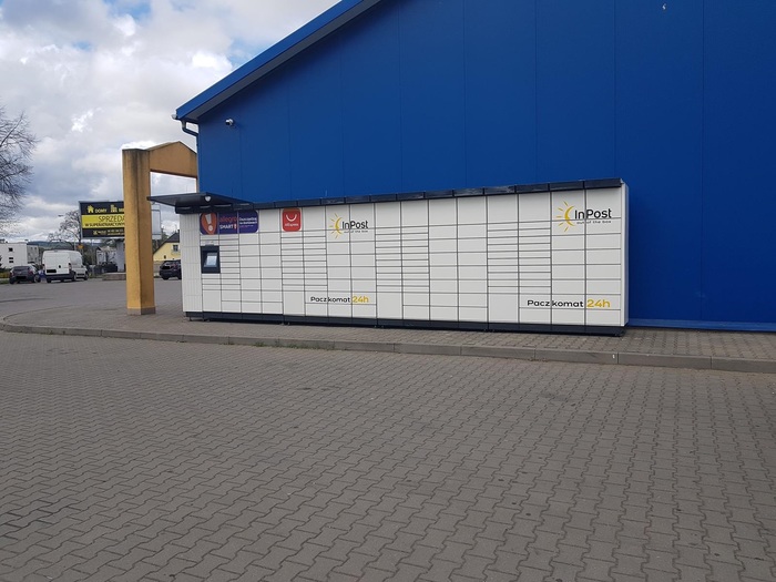 Paczkomat SIA02M Na bocznej ścianie sklepu Odido