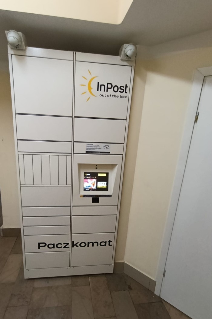 Paczkomat SIE01HP na lewo od recepcji w Szpitalu Miejskim