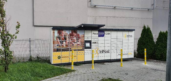 Paczkomat SIE03M Przy budynku usługowo-handlowym ul. Starowiejska 21