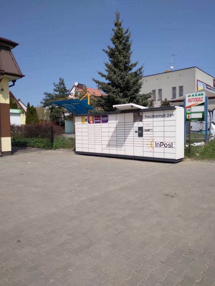 Paczkomat SIE07N parking przed sklepem