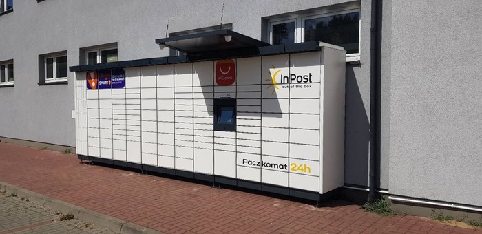 Поштомат SIE10M Z boku budynku przy parkingu
