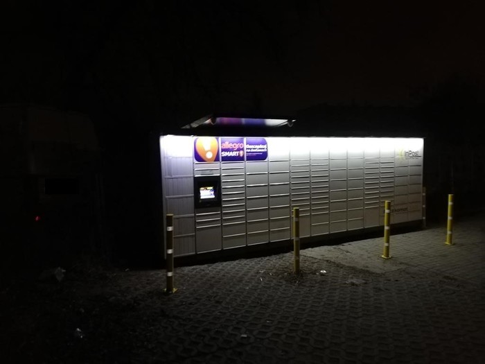 Paczkomat SIE12M Na parkingu za sklepem