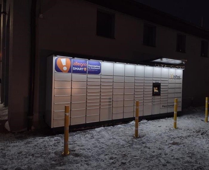 Paczkomat SIE14M Przy budynku myjni obok odkurzacza