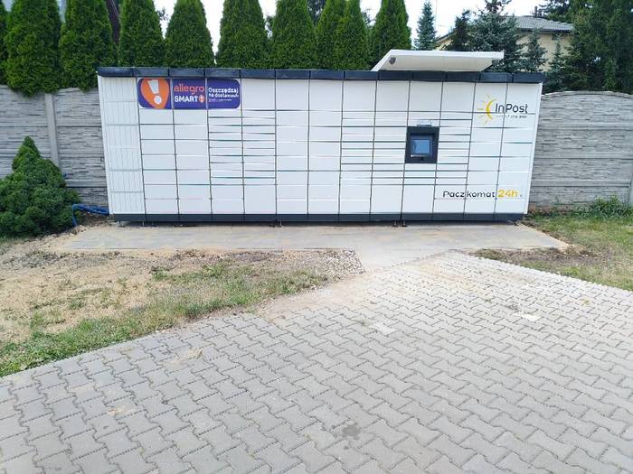 Paczkomat SIE16M Parking przed sklepem AGMA
