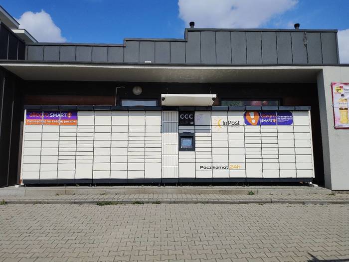 Paczkomat SIE17M z boku sklepu Arhelan