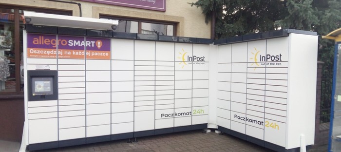 Paczkomat SIE20M przed sklepem