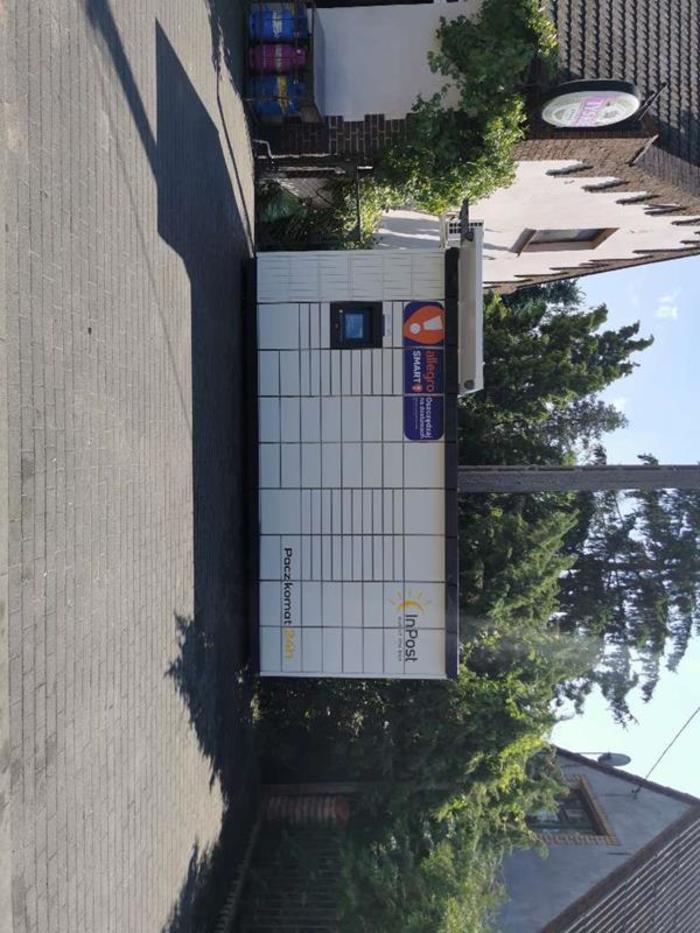Paczkomat SIK03M na parkingu sklepu