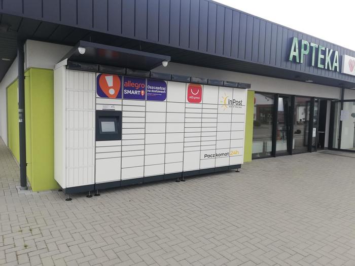 Parcel Locker SIL01M przy wejściu do apteki