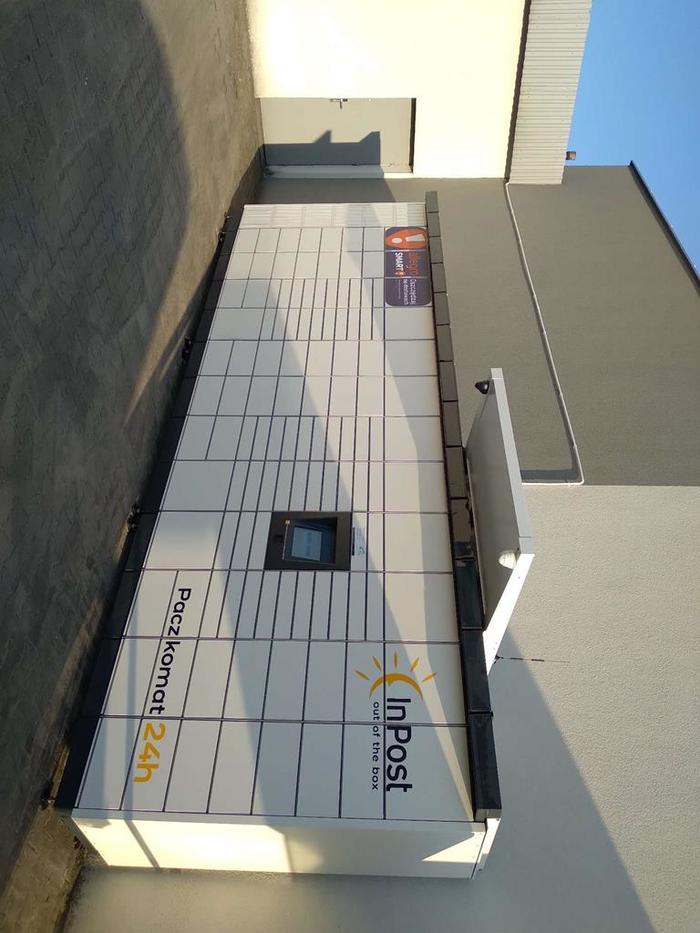 Paczkomat SIL02M przy budynku delikatesów