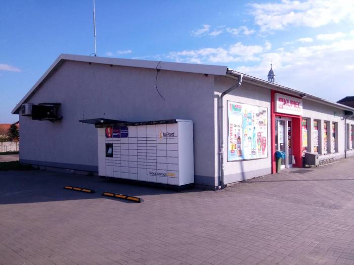 Paczkomat SIQ01M Za rogiem, po lewej stronie od wejścia do sklepu