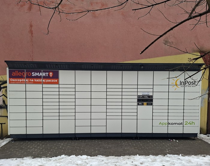 Paczkomat SIS05BAPP obok warsztatu blacharsko-lakierniczego Allack, dojście od strony ul. Stanisława Rzepusa