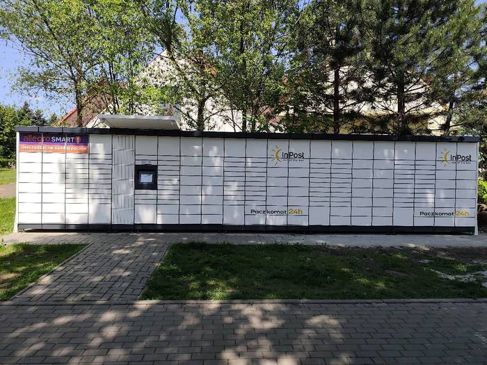 Paczkomat SIS17M na parkingu przed kościołem